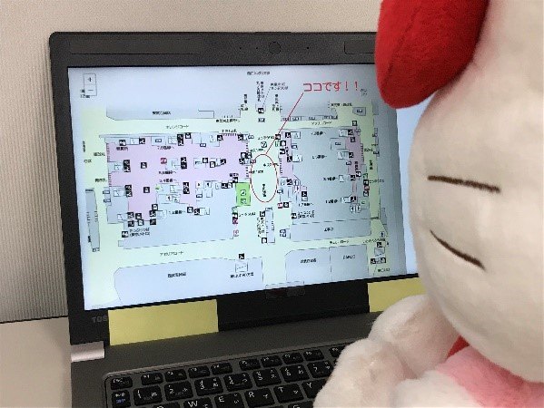 路線図を確認するキティちゃんの写真